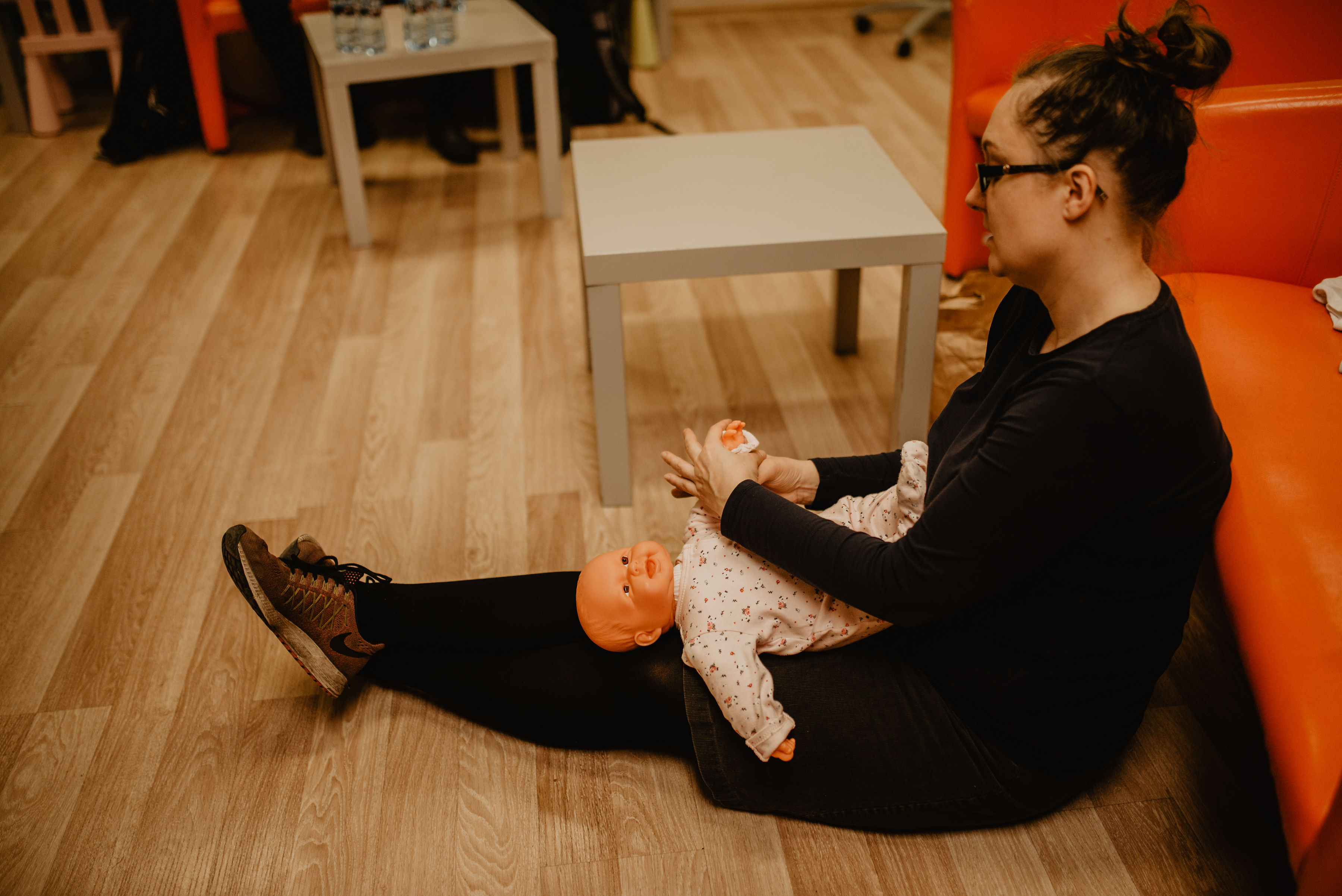 Nauka masażu Shantali w wykonaniu Douli Marty. Autor zdjęć: BANDYSZEWSKA FOTOGRAFUJE